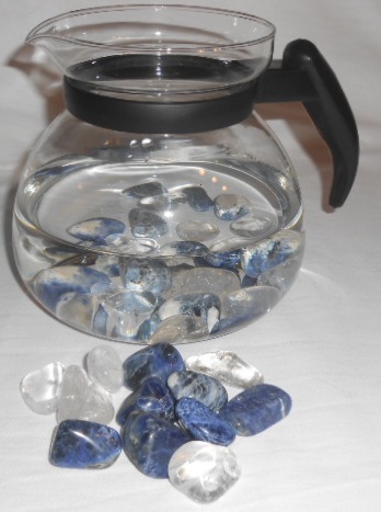 Edelstein-Wasser Mischung Sodalith / Bergkristall getrommelt